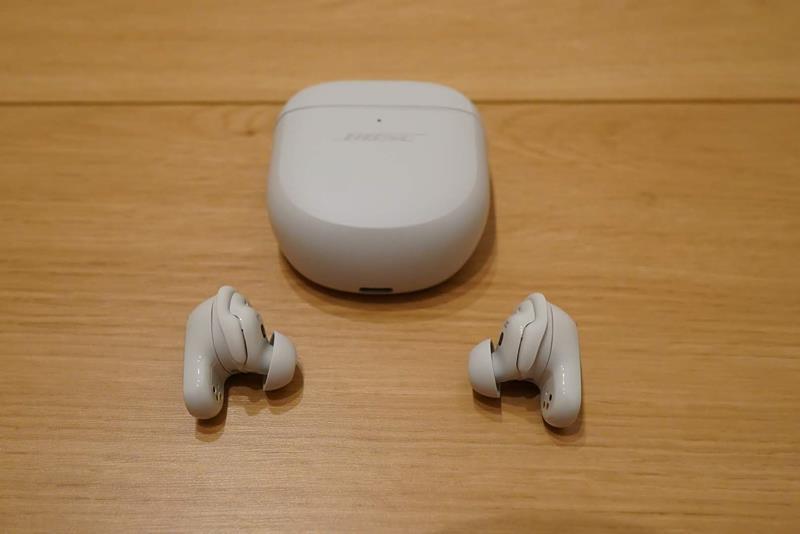 Bose QuietComfort Ultra Earbuds　開封　レビュー　ブログ　ホワイト　純正ケース　シリコンケース　ワイヤレス充電