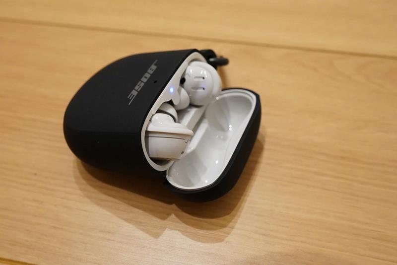 Bose QuietComfort Ultra Earbuds　開封　レビュー　ブログ　ホワイト　純正ケース　シリコンケース　ワイヤレス充電