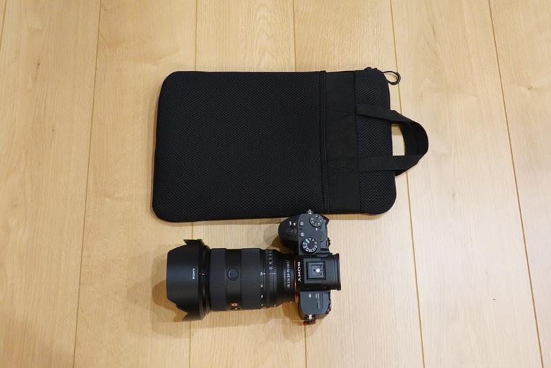 無印良品 ポリエステル 縦型クッションタブレットケース カメラバッグ ミラーレスカメラ カメラ収納 クッションバッグ ソニー a7 ブログ レビュー おすすめ 2470gm2