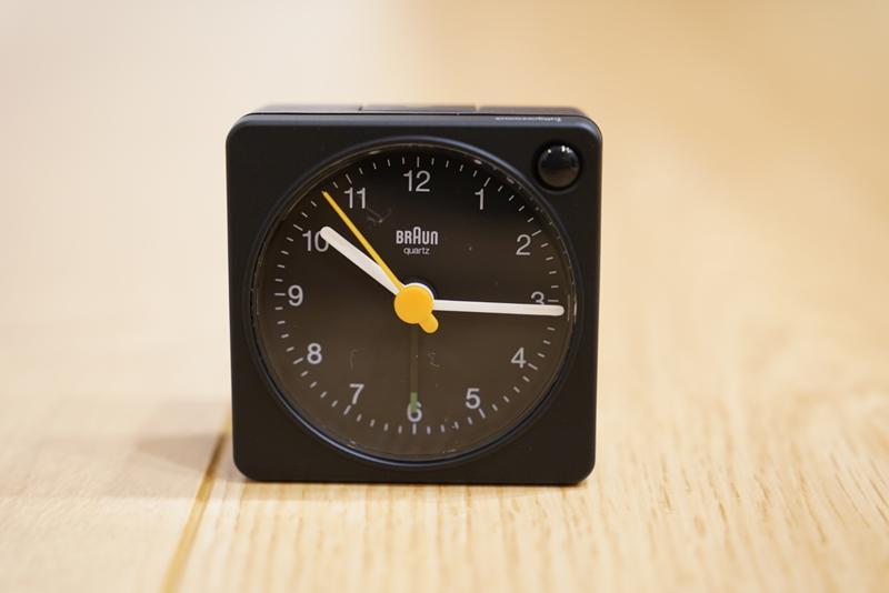 BRAUN ブラウン Analog Alarm Table Clock Black BC02XB 置き時計 卓上時計 おしゃれ ブラック コンパクト カッコいい ブログ レビュー 小さい