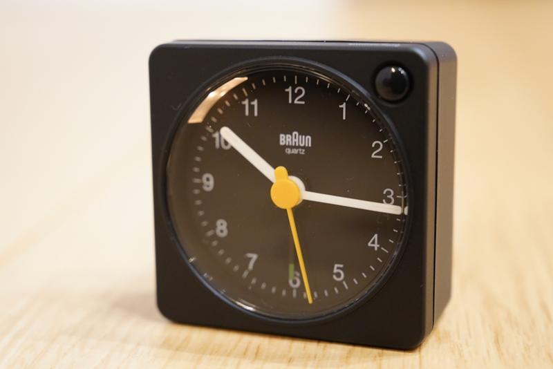 BRAUN ブラウン Analog Alarm Table Clock Black BC02XB 置き時計 卓上時計 おしゃれ ブラック コンパクト カッコいい ブログ レビュー 小さい ライト付き