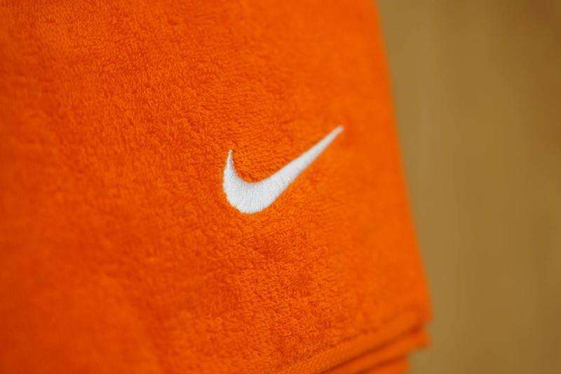 NIKE ナイキ ソリッドコアタオル ミディアム セーフティーオレンジ　タオル　おしゃれ　おすすめ　ブログ　レビュー　スポーツ