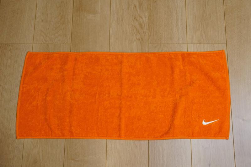 NIKE ナイキ ソリッドコアタオル ミディアム セーフティーオレンジ　タオル　おしゃれ　おすすめ　ブログ　レビュー　スポーツ