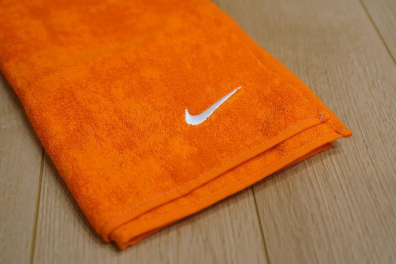 NIKE ナイキ ソリッドコアタオル ミディアム セーフティーオレンジ　タオル　おしゃれ　おすすめ　ブログ　レビュー　スポーツ