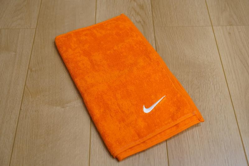 NIKE ナイキ ソリッドコアタオル ミディアム セーフティーオレンジ　タオル　おしゃれ　おすすめ　ブログ　レビュー　スポーツ