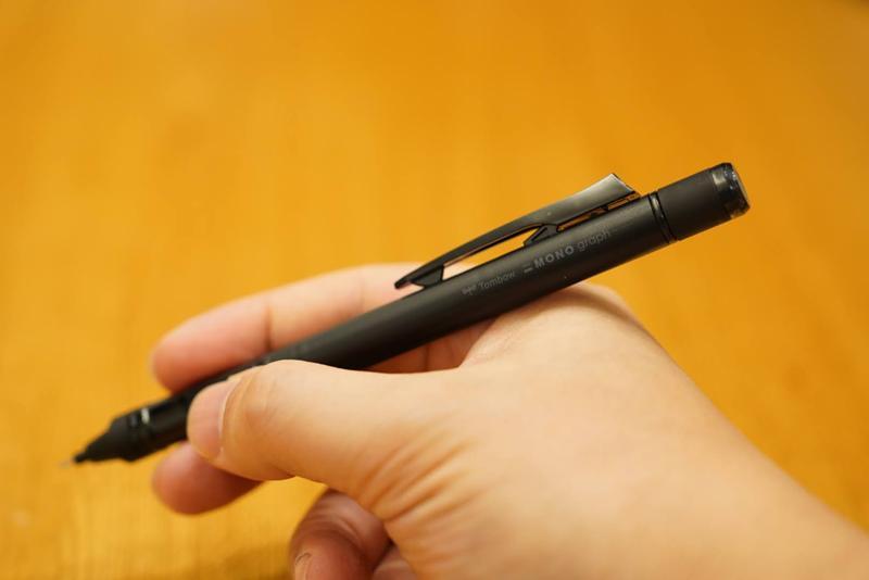 トンボ鉛筆 シャーペン 0.5mm MONO モノグラフチューン フルブラック DPA-165A　かっこいい　おしゃれ　ビジネス　使いやすい　おすすめ　ブログ　レビュー